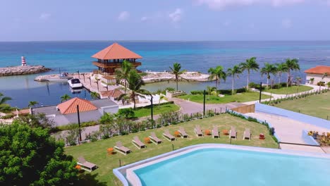 Drone-flight-at-Hilton-Garden-Inn-La-Romana-toward-Captain-Kidd-restaurant