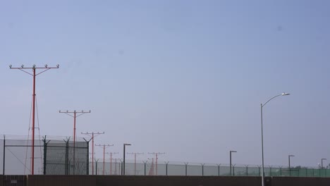 Gran-Avión-Aterrizando-En-La-Pista