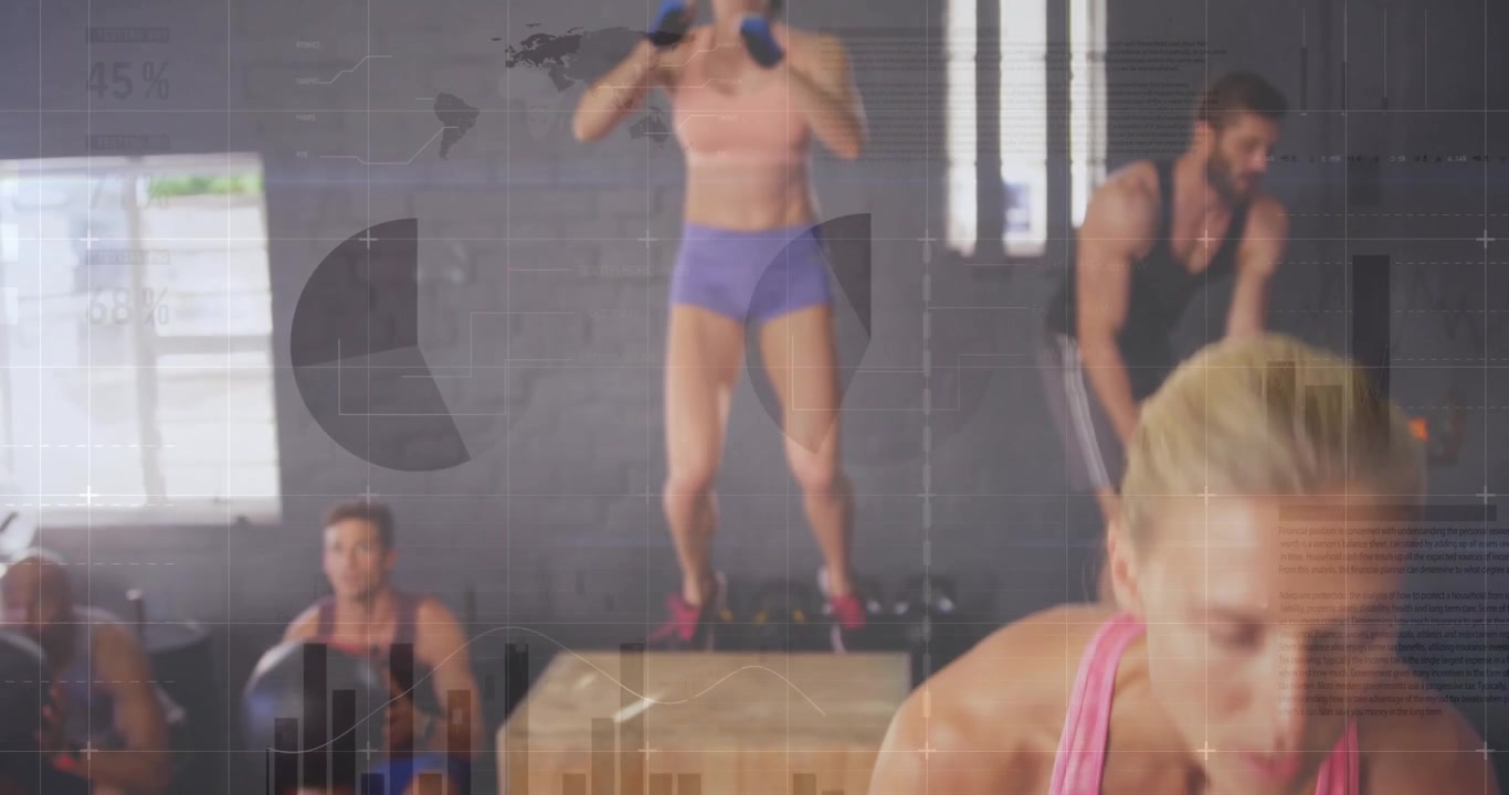 Fitness trenér signalizuje začátek okruhu, hází medicinbaly, skáče na bednu a švihá palicí.