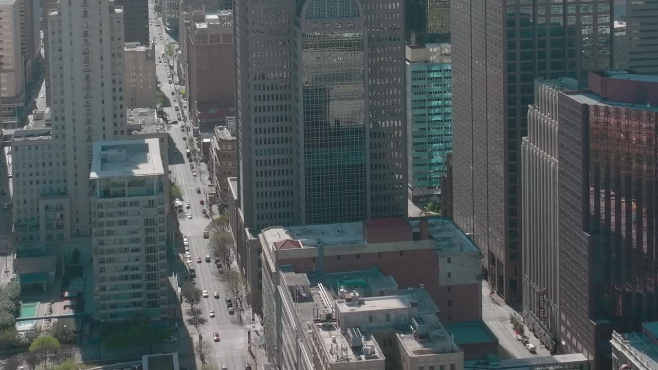 從上方俯瞰達拉斯市中心，可見建築物和街道。