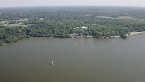 Vistas-Aéreas-De-Drones-De-Lac-Léon-En-El-área-Francesa-De-Aquitania