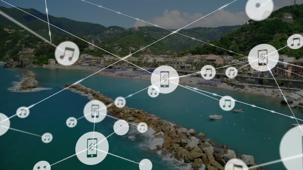 notas musicales y dispositivos de animación sobre la ciudad costera y la playa