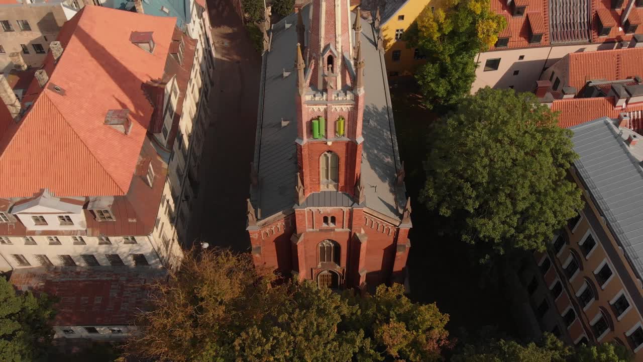 vista aérea de pájaro de la iglesia anglicana de st saviors en riga, letonia, tiro circular