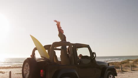 Frau-Genießt-Ihre-Freizeit-Während-Des-Roadtrips