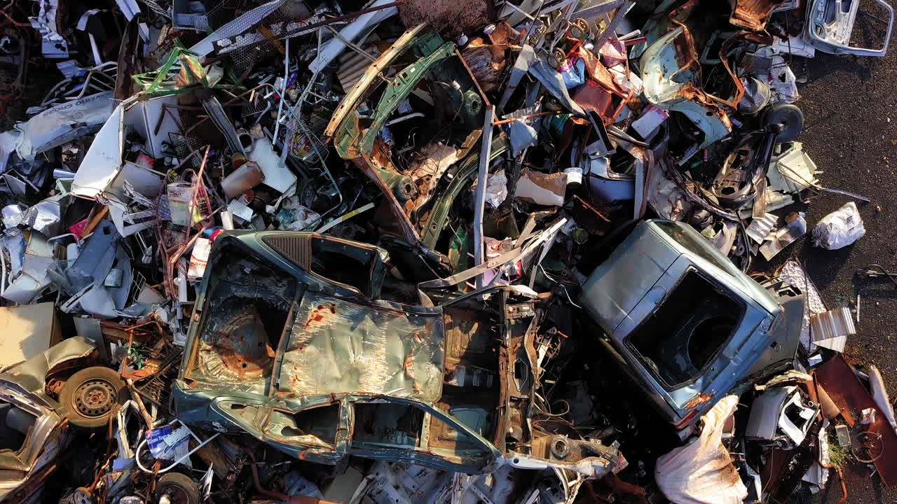 재활용할 준비가 된 차량 스크랩은 환경에 도움이 되며 녹아 다른 제품을 만들기 위해 다시 강철로 변합니다.