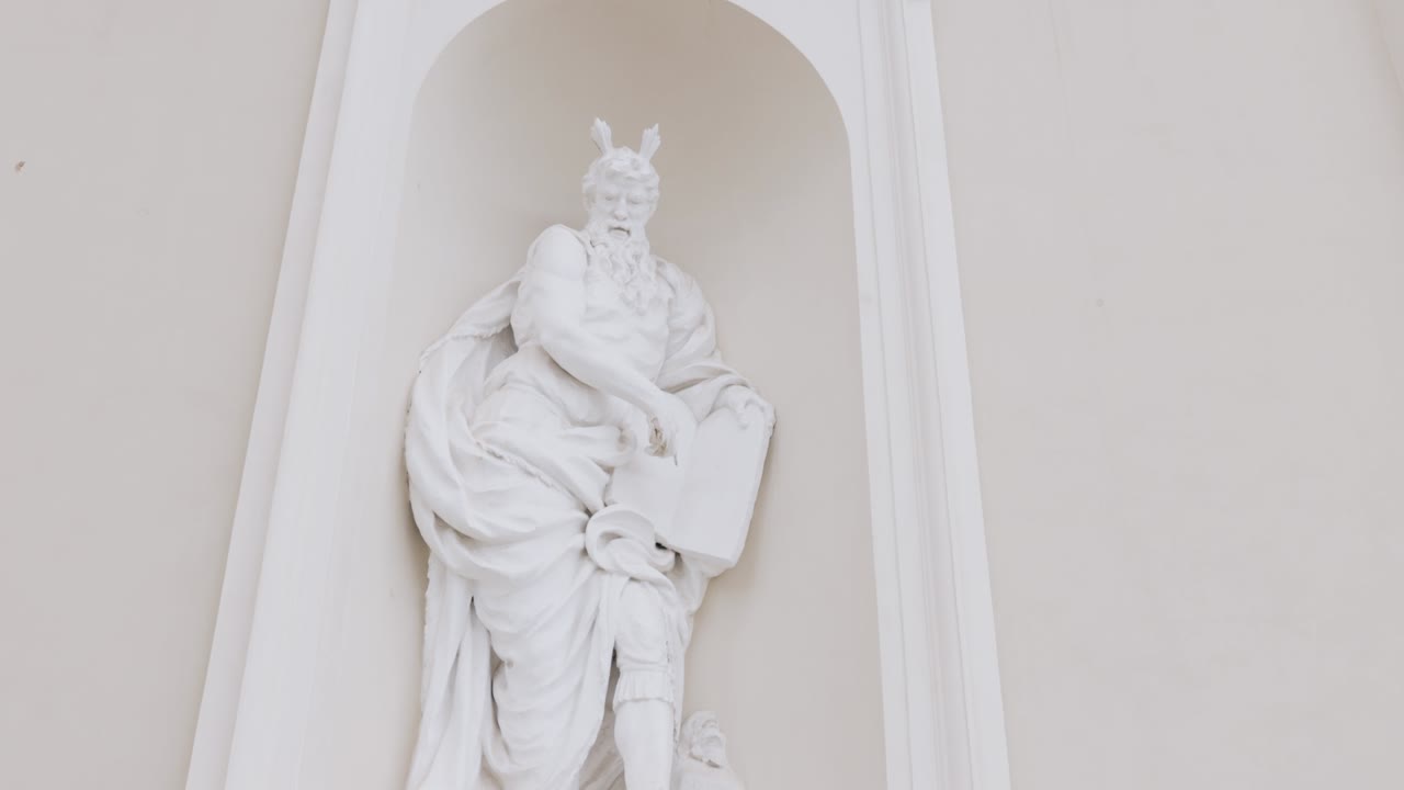 리투아니아 빌뉴스의 대성당 바실리카 (vilnius cathedral basilica) 의 일부, 바실리카의 아름다운 조각, 4k 비디오