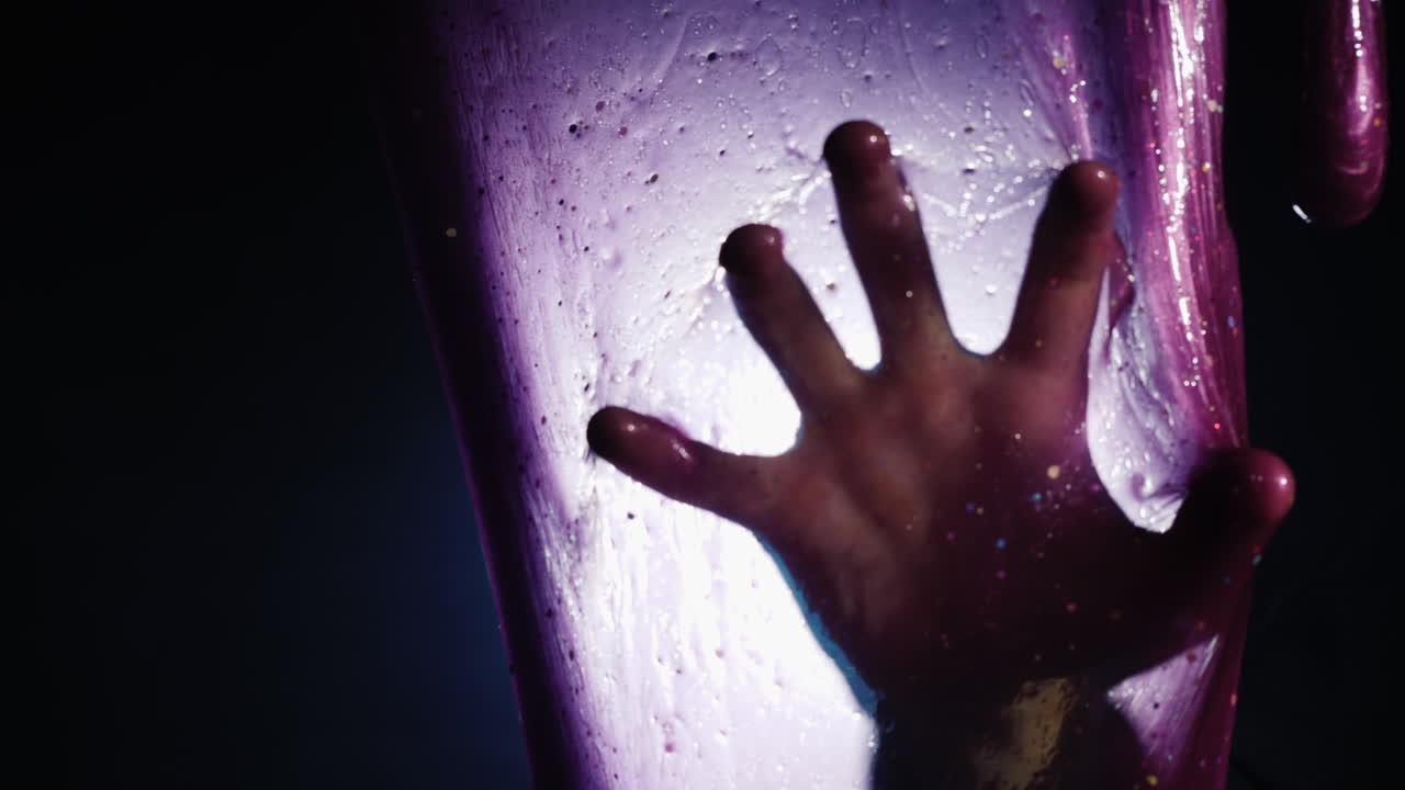 la mano siente una película resbaladiza: una escena de sueño de pesadilla y horrores