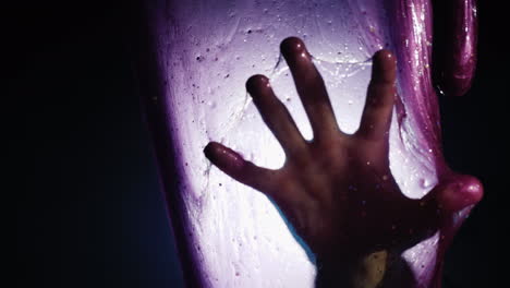 la mano siente una película resbaladiza: una escena de sueño de pesadilla y horrores