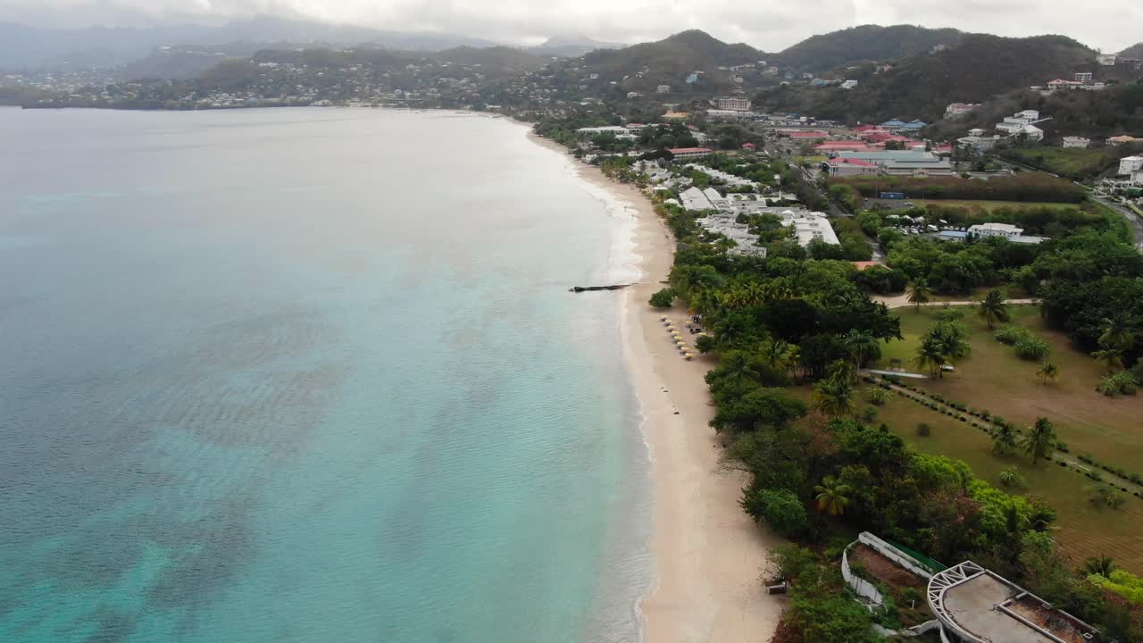 playa de arena tropical en el mar del caribe, imagen aérea de la playa de grand anse