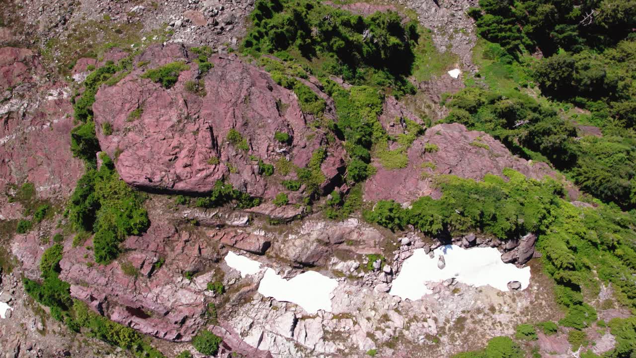 parte aérea lateral de la cumbre de la montaña flat top - mackenzie range, isla de vancouver, bc, canadá