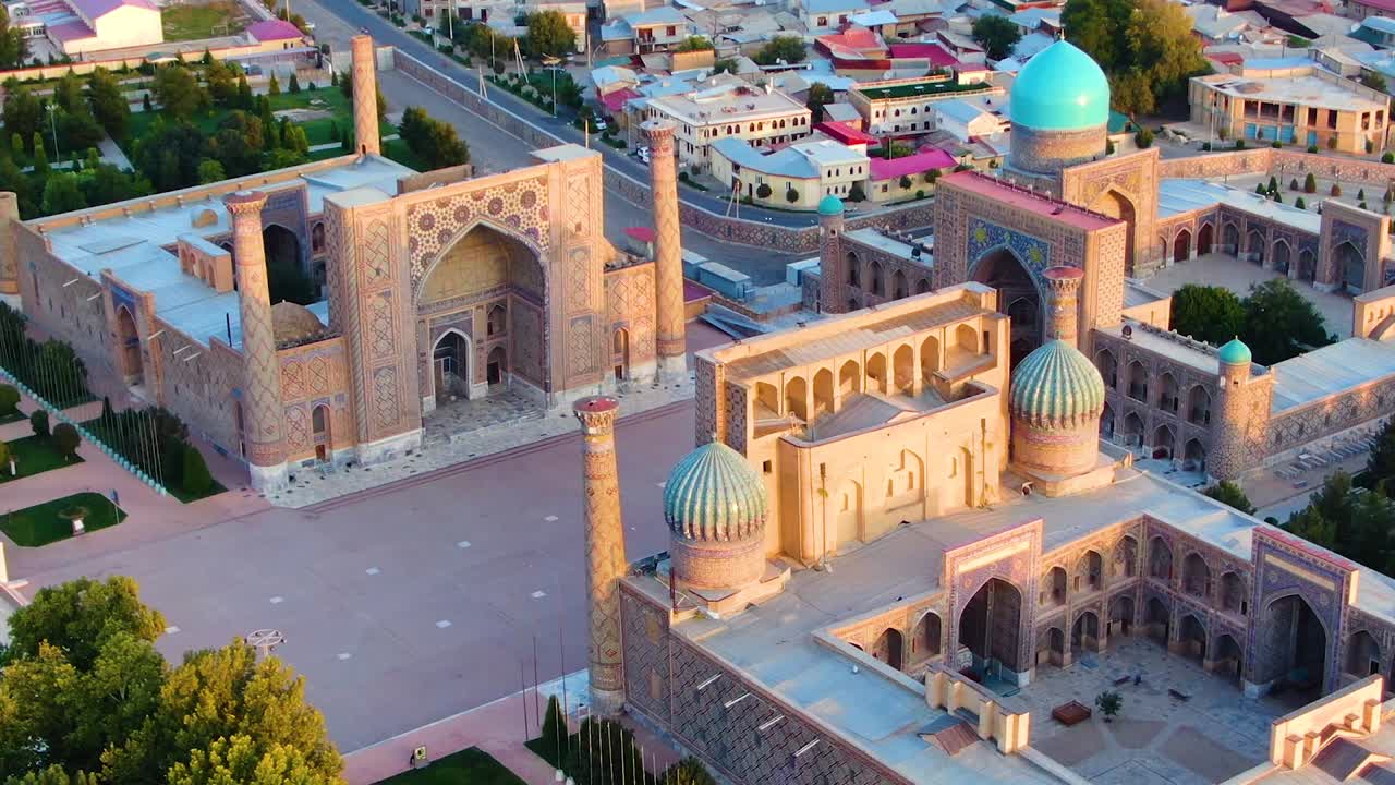 patio vacío en la plaza pública registan en la histórica ciudad de samarcanda en uzbekistán