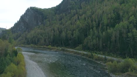 Luftaufnahme-Der-Herbstlandschaft-Mit-Fluss