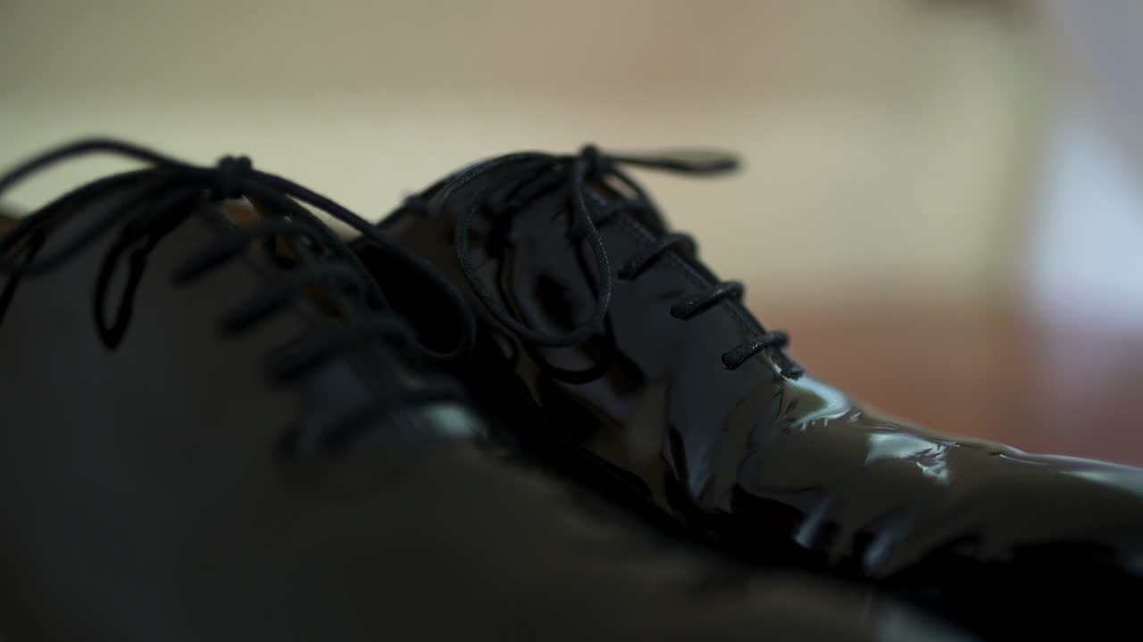 Primo piano di lucide scarpe eleganti in vernice nera