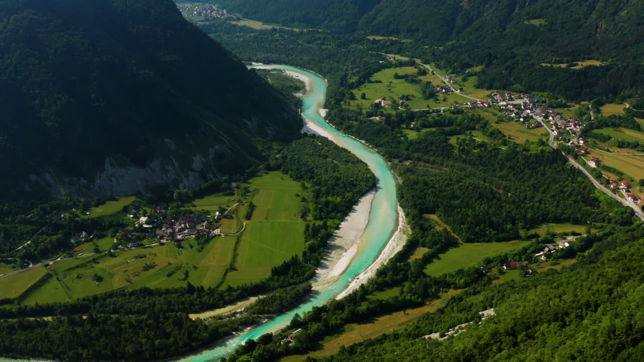 서부 슬로베니아 톨민 마을 근처 산비탈에 있는 소카 강의 에메랄드빛 물