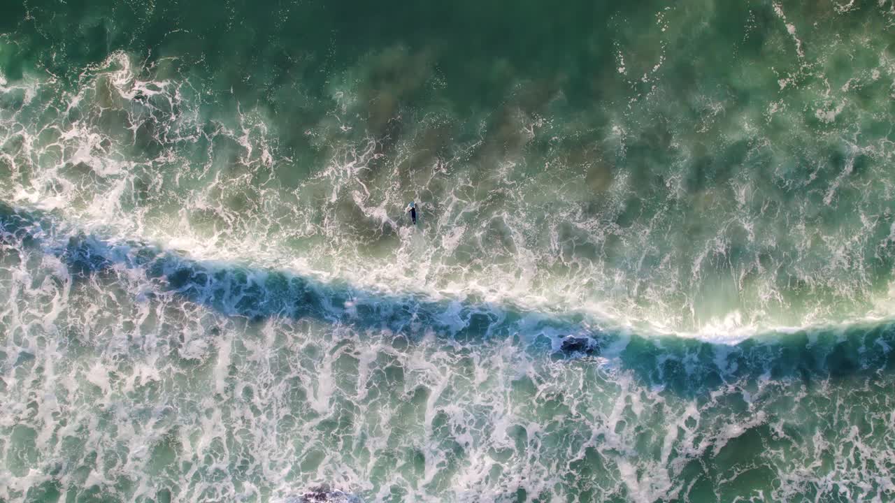 avión no tripulado de ojo de pájaro aéreo de 4k disparó con vista a surfista en bandon, oregon beach