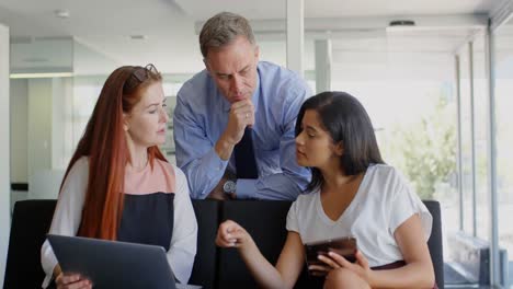 Business-colleagues-interacting-with-each-other-4k