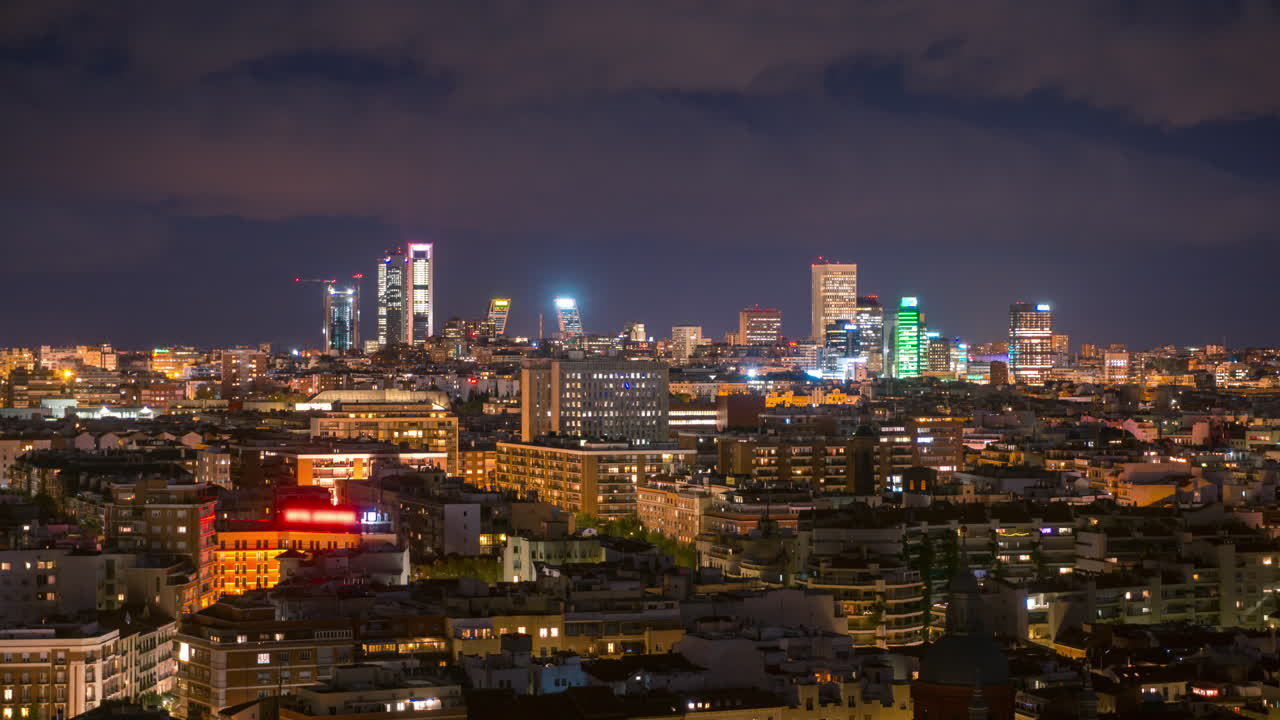 Madrid tidsforløp om natten, nærbilde av sentrums skyline.