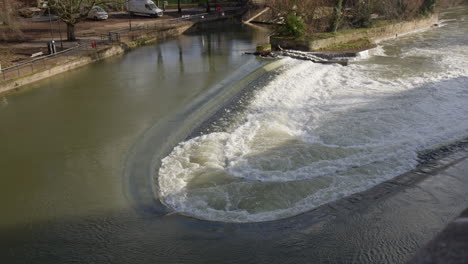 Pulteney-Weir-In-River-Avon-In-Bath,-Somerset,-England,-United-Kingdom