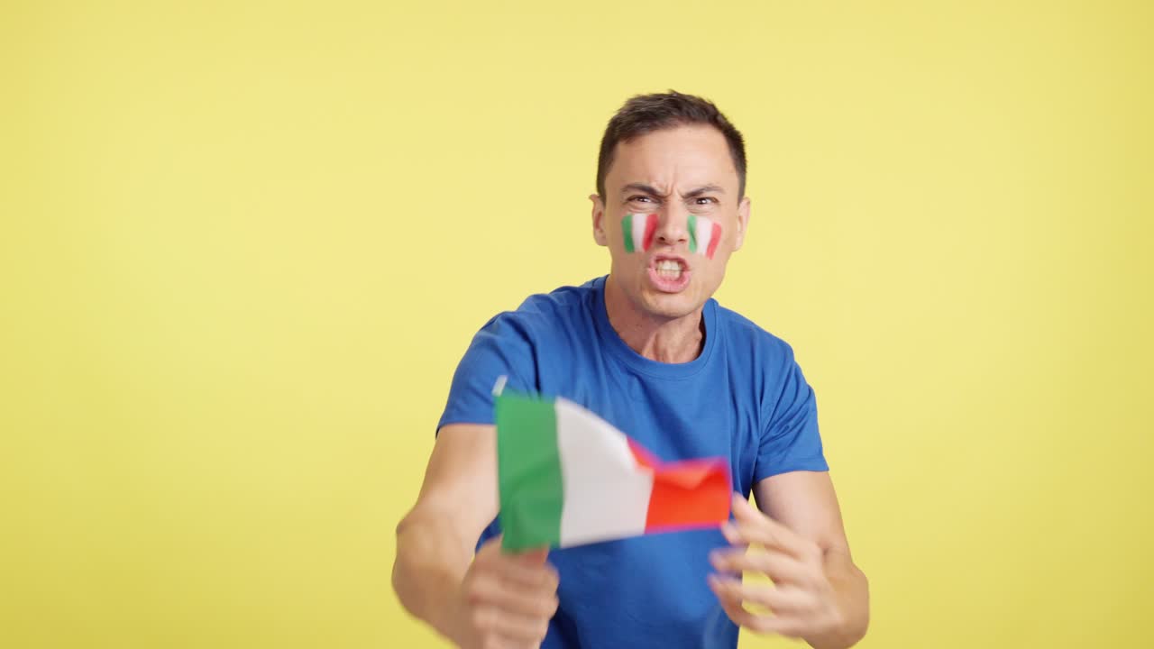 Supporter italiano arrabbiato con la decisione dell'arbitro