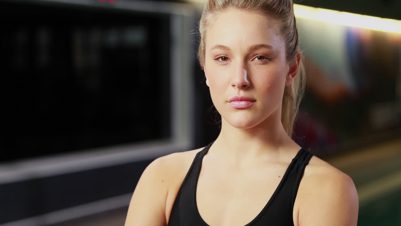 mujer en forma con los brazos cruzados