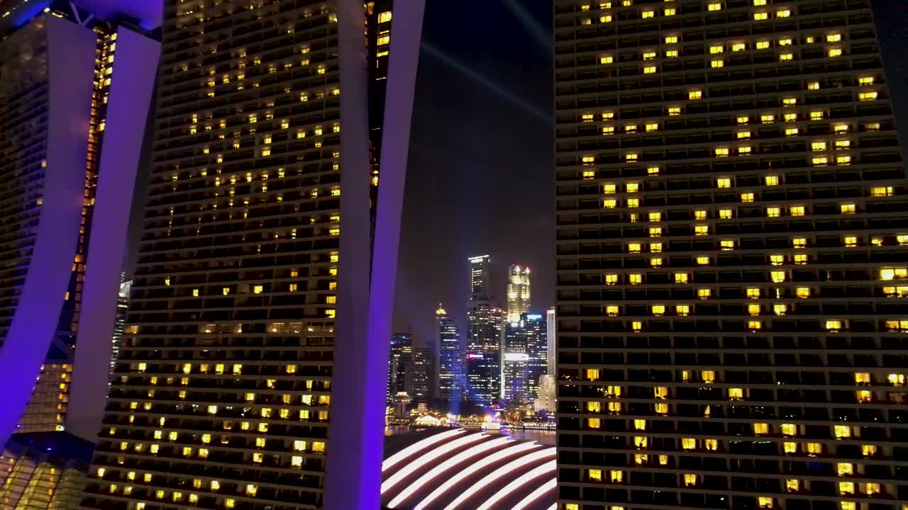 las arenas de la bahía de marina por la noche