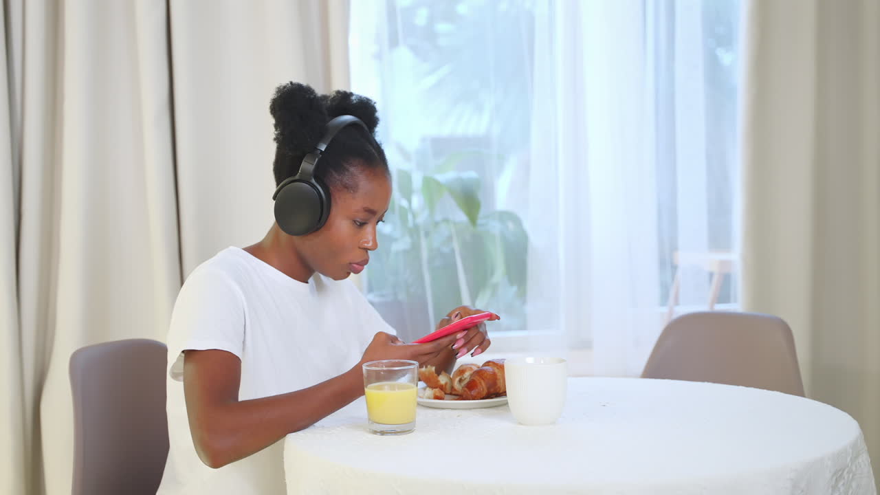 mujer disfrutando del desayuno y usando el teléfono