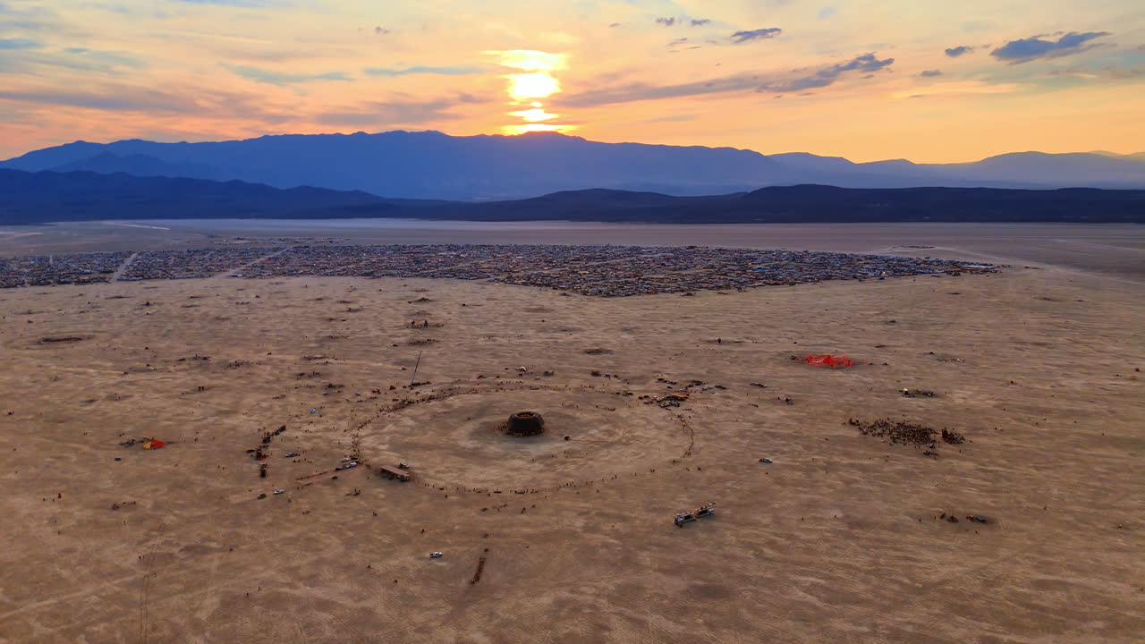 Panorama aéreo de um acampamento circular no deserto. Imagem de alta altitude mostrando a escala de um assentamento temporário em um leito de lago seco.