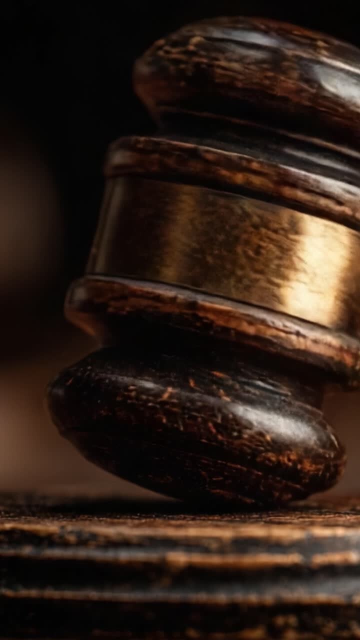 Primo piano di un martelletto imponente, che cattura l'essenza della giustizia in un contesto legale per enfatizzare l'autorità, il processo decisionale e lo stato di diritto