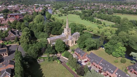 Establishing-reverse-aerial-view-from-Holy-Trinity-church-to-reveal-Stratford-Upon-Avon-countryside-English-town-landscape