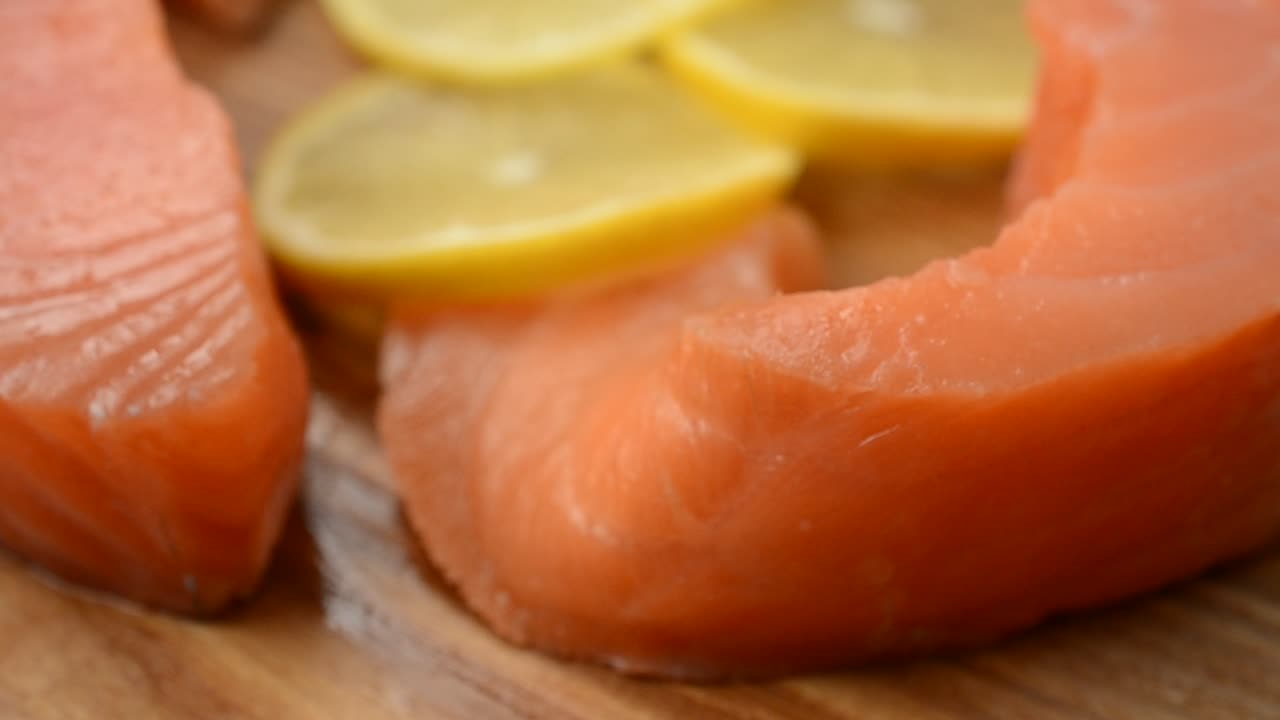 Salmone salato, avocado e limone su un tagliere da cucina. Gustosa natura morta, i prodotti combinati
