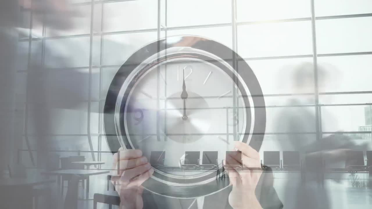 animación de un hombre de negocios sosteniendo un reloj, time-lapse de personas caminando contra una ventana de vidrio en la oficina