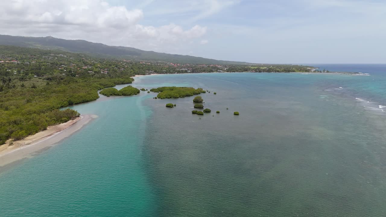 밝은 여름날에 자메이카 산맥의 공중 풍경