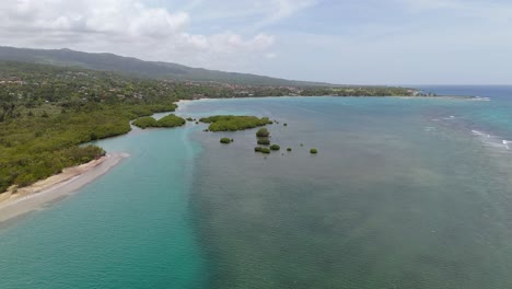vista aérea de las montañas de jamaica en un brillante día de verano