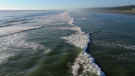 Toma-Aérea-Panorámica-De-Olas-Rompiendo-En-El-Océano-Y-La-Costa-En-El-Océano-Pacífico