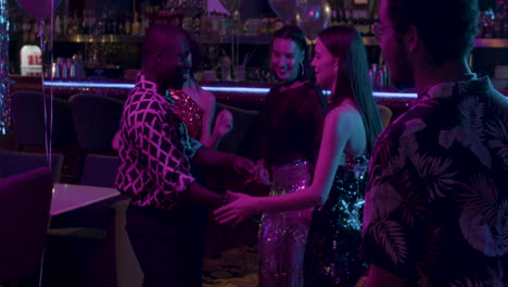 amigos bailando en una fiesta