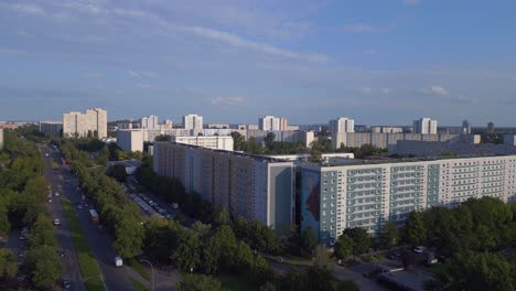 Camión-En-Carretera-En-Bloques-De-Apartamentos,-Edificios-De-Gran-Altura-En-Zonas-Residenciales