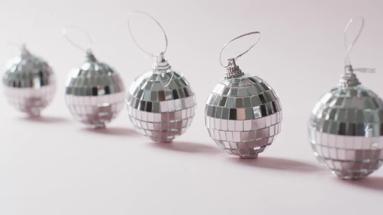 복사 공간과 함께 색 배경에 거울 공의 줄의 비디오