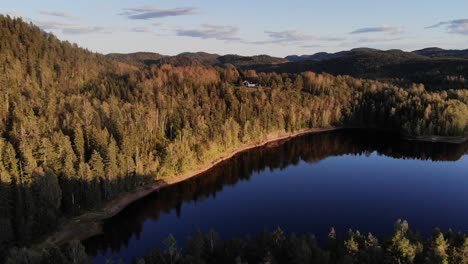 挪威泰勒馬克 (telemark) 的伊斯基山脈 (mountsin iske) 這是一片 4k 無人機拍攝的影片