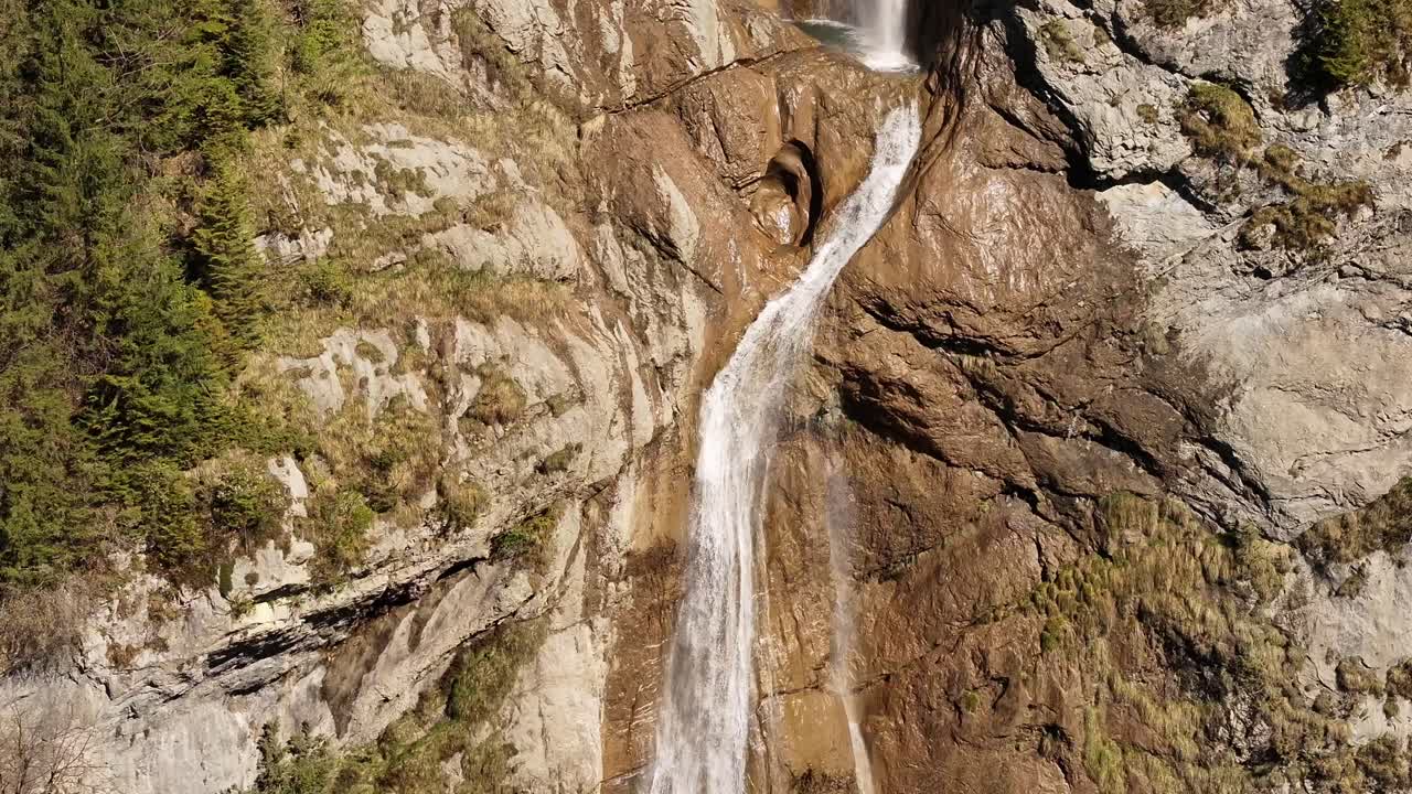 una cascada que cae en cascada por un acantilado rocoso