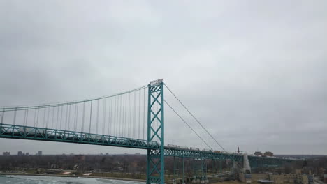 Camiones-Que-Cruzan-La-Frontera-Hacia-Windsor,-Ontario,-A-Través-Del-Puente-Ambassador