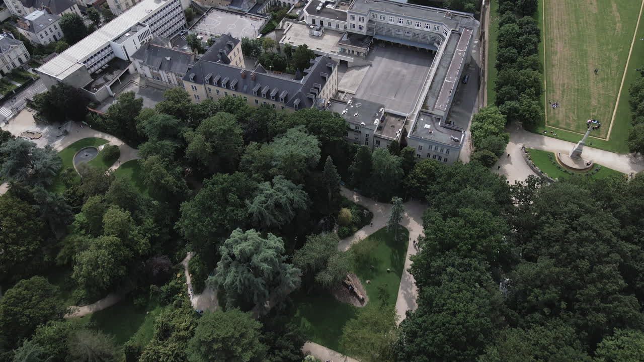 drone volando sobre el parque thabor y la universidad anne de bretagne, rennes en francia