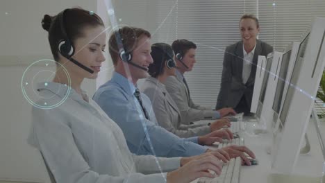 animación de la red de conexiones a través de personas de negocios que usan auriculares telefónicos