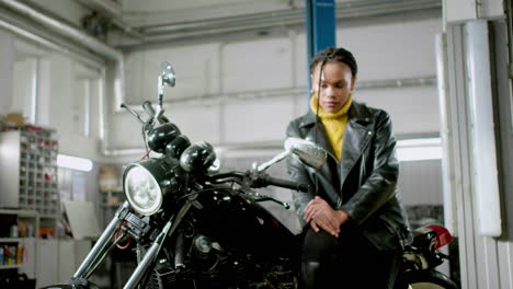 Frau-Sitzt-Auf-Ihrem-Motorrad