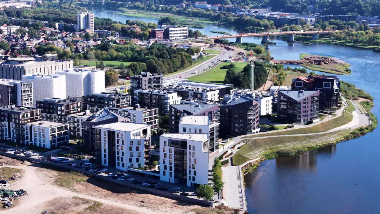Moderní evropské panorama města a nové bytové domy, letecký pohled