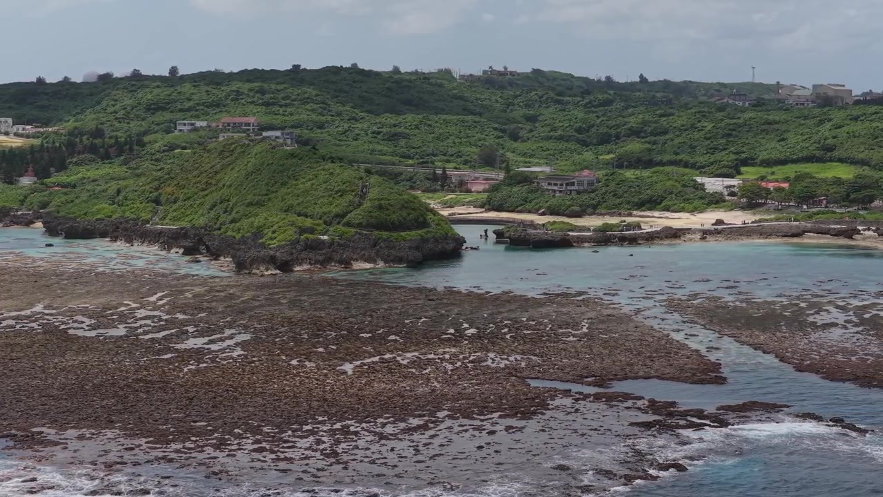 Formazioni di barriera corallina costiera poco profonda vicino al giardino marino di Imgyaa all'alba a Okinawa, Giappone. - ripresa aerea