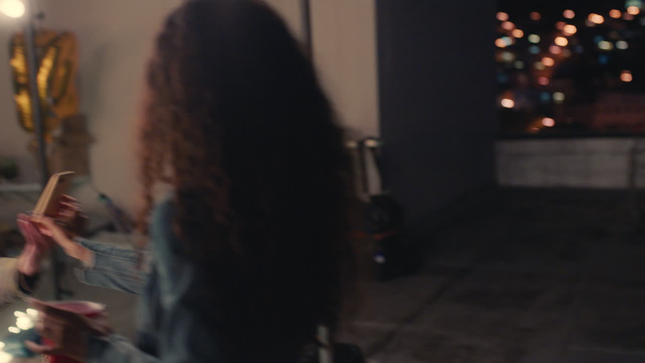 группа друзей танцует, веселится, счастливый человек носит смешную маску лошади, наслаждается сумасшедшей вечеринкой на крыше ночью, празднуя дружбу.