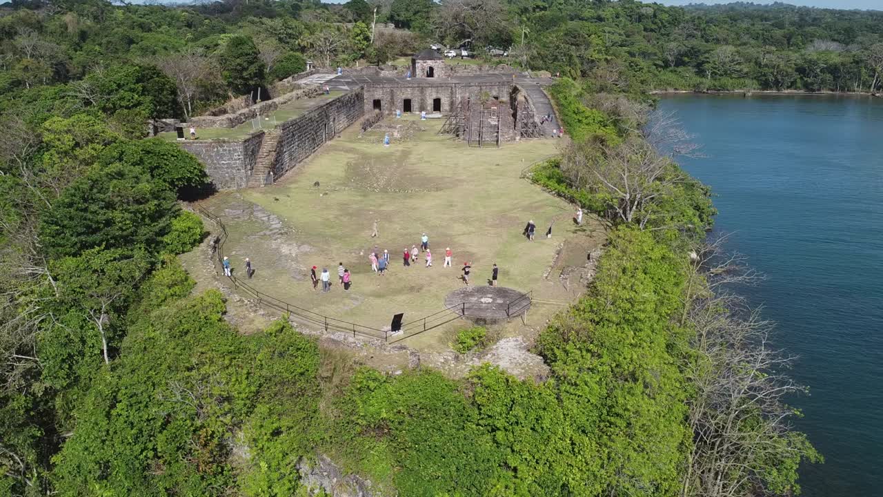 파나마 콜론의 리오 차그레스(rio chagres)가 제작한 역사적인 산 로렌조 요새(fort san lorenzo)의 관광객