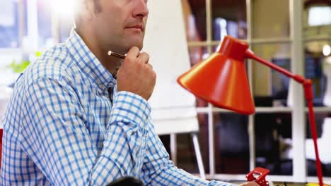 ejecutivo de negocios masculino escribiendo en un bloc de notas
