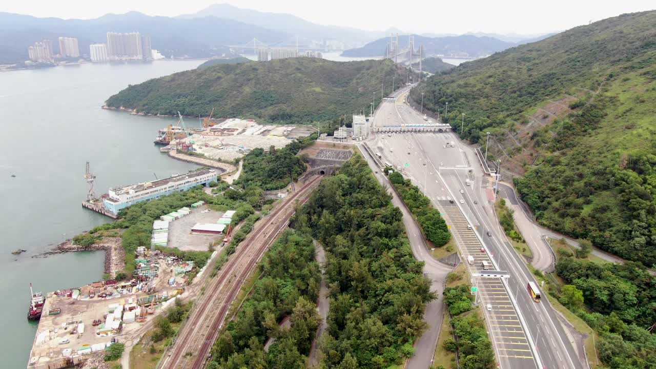 tráfico en un intercambio de carreteras rurales en hong kong, vista aérea