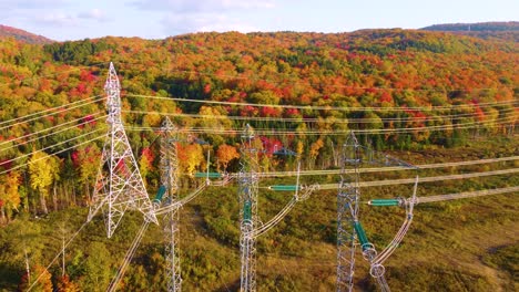 Grandes-Líneas-De-Servicios-Públicos-De-Transmisión-De-Energía-En-Un-Colorido-Entorno-Otoñal